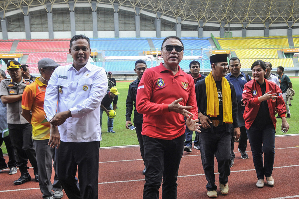 Ketua Umum PSSI Mochamad Iriawan (tengah) bersama Sekjen Ratu Tisha (kanan) dan Wakil Wali Kota Bekasi Tri Andhianto (kiri) meninjau lapangan Stadion Patriot Chandrabhaga, Bekasi, Jawa Barat.
