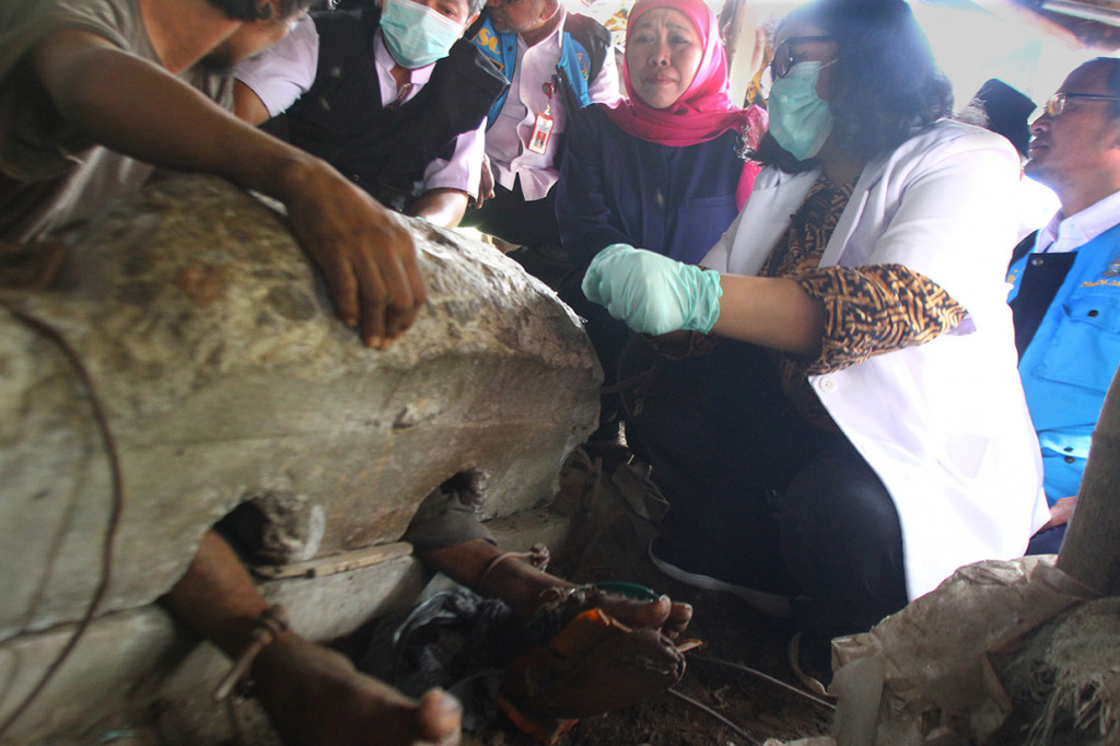 Gubernur Jawa Timur Khofifah Indar Parawansa (kedua kanan) menyaksikan proses evakuasi Orang Dengan Gangguan Jiwa (ODGJ) berinisial SY yang dipasung selama empat tahun dengan beton di Dampit, Malang, Jawa Timur.