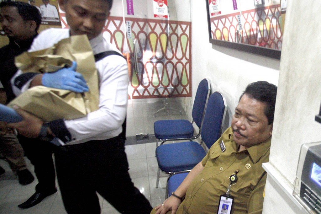 Satuan Reserse Kriminal Polres Bogor, Jawa Barat melakukan operasi tangkap tangan (OTT) terhadap pejabat eselon IIIA Pemkab Bogor, yakni Sekretaris Dinas Perumahan Kawasan Pemukiman dan Pertanahan (DPKPP) Kabupaten Bogor, Irianto, Selasa, 3 Maret 2020.