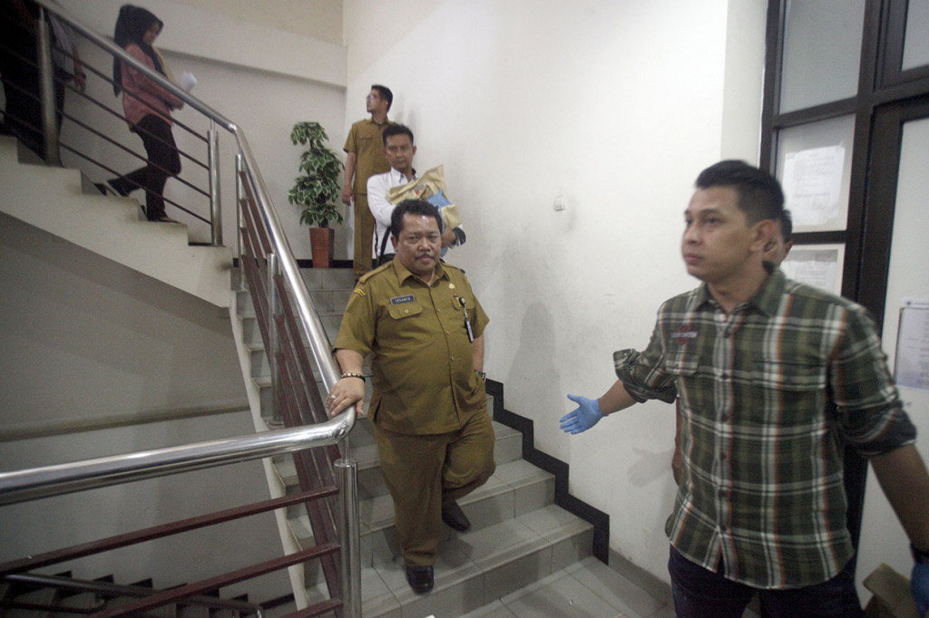 Penyidik Polres Bogor mengamankan empat kantong uang dan berkas yang dibungkus kardus serta amplop dari kantor DPKPP, dan kasus masih dalam penyelidikan lebih lanjut.