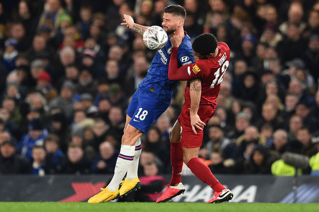Tampil di hadapan pendukungnya sendiri, tim besutan Frank Lampard berusaha keras melancarkan tekanan sejak awal laga ke arah pertahanan Liverpool.