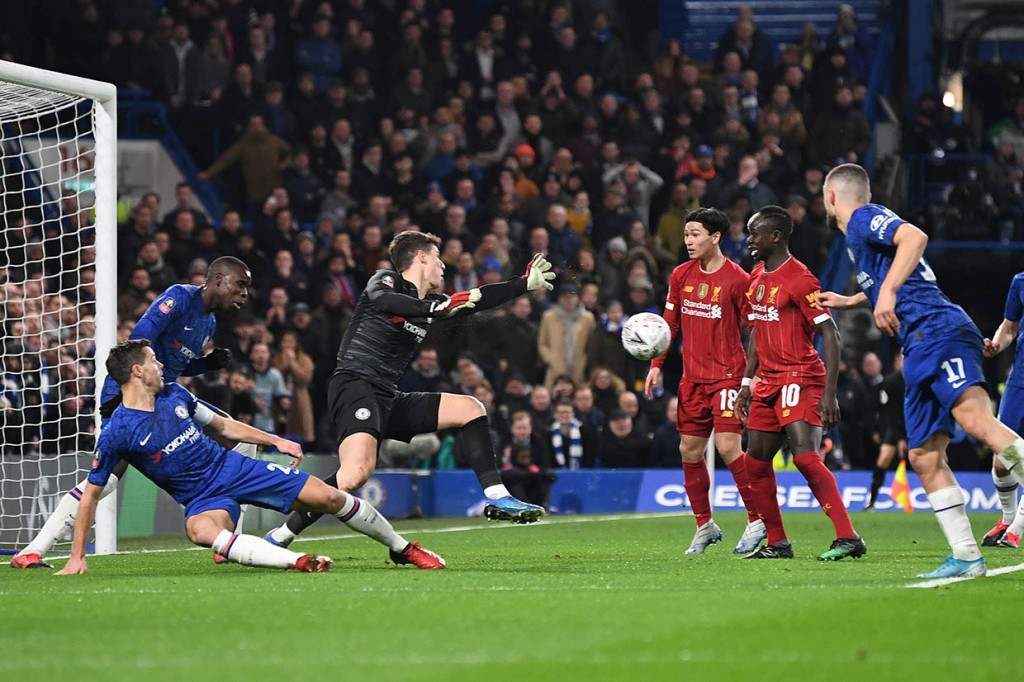 Sementara di sisi gawang berbeda, Kepa Arrizabalaga melakukan penyelamatan tiga tembakan bertubi-tubi yang dilepaskan Sadio Mane, Divock Origi, dan Curtis Jones di dalam kotak penalti Chelsea pada menit ke-22. Sepuluh menit kemudian, Kepa kembali mementahkan tembakan keras Mane. Skor 1-0 bertahan hingga jeda.