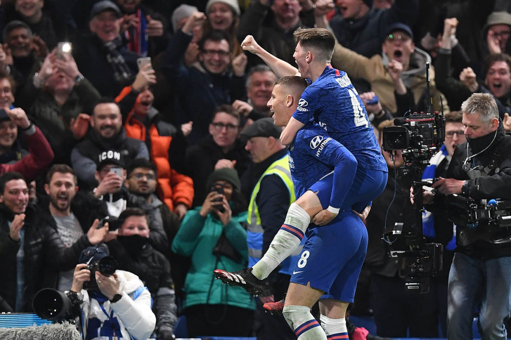 Ross Barkley melakukan selebrasi bersama Billy Gilmour.