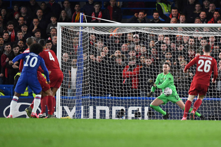 Kiper cadangan Adrian San Miguel yang mengawal gawang Liverpool awalnya tampak membayar lunas kepercayaan Juergen Klopp. Namun mendapat serangan bertubi-tubi dari Chelsea, pertahanan Adrian pun jebol. Tembakan keras Willian dari luar kotak penalti pada menit ke-13 berhasil membobol gawang Liverpool.