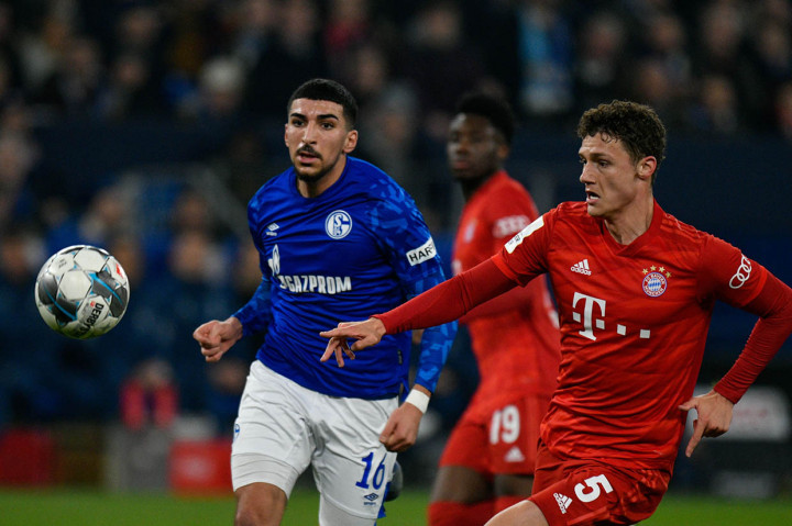 Bayern mendominasi penguasaan bola pada babak pertama, dengan catatan 83 persen. Beberapa peluang diciptakan, namun masih berhasil dimentahkan barisan pertahanan Schalke.