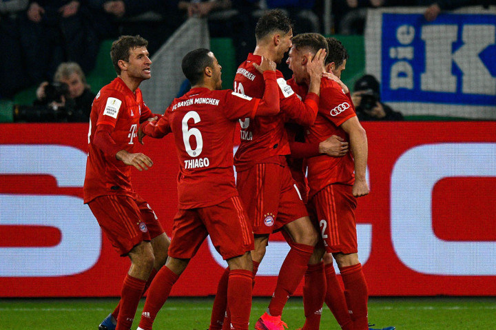 Lewat tendangan sudut yang dihasilkan pada menit ke-40 Muenchen memecah kebuntuan. Kiper Schalke 04 Markus Schubert tidak berdaya saat bola jatuh ke penguasaan Joshya Kimmich yang kemudian melepaskan sepakan akurat ke sudut kiri gawang melewati para pemain. Skor 1-0 untuk Muenchen.