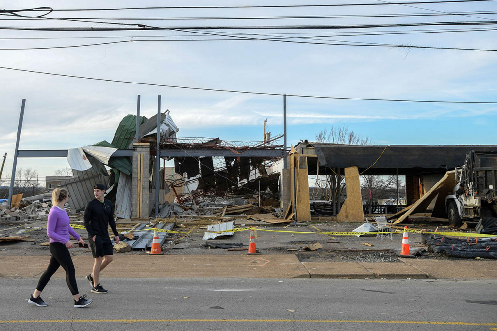 Tornado menghantam wilayah tennessee, AS, Selasa, 3 Maret 2020 waktu setempat, menewaskan sedikitnya 25 orang, menghancurkan banyak bangunan, dan merobohkan tiang-tiang listrik, serta menimbulkan kerusakan luas.