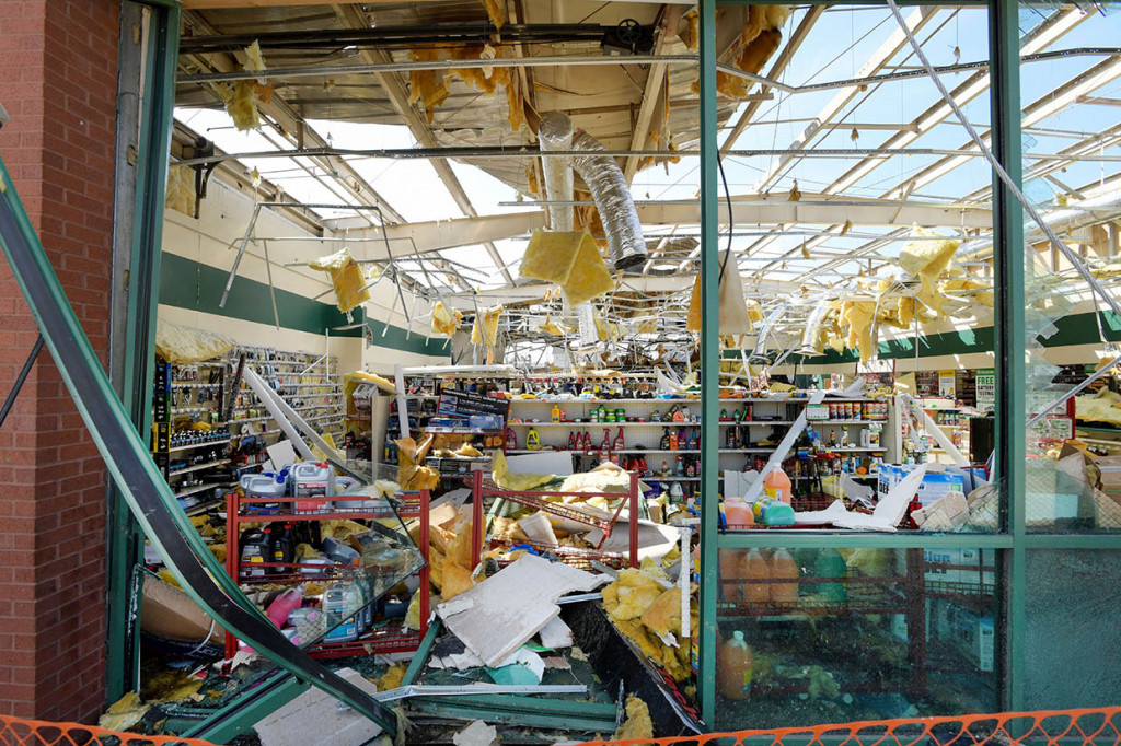 Wali Kota John Cooper mengatakan sekitar 150 orang telah dibawa ke fasilitas medis, sementara hampir 50 bangunan telah rata dengan tanah di kota tersebut, yang merupakan pusat musik country AS.