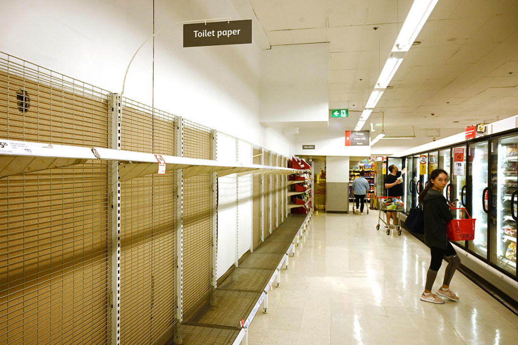 Rak-rak tempat pembersih tangan dan tisu toilet kosong melompong di sebuah supermarket di Sydney, Rabu, 4 Maret 2020. Supermarket terbesar Australia, Rabu, 4 Maret 2020, mengumumkan batas pembelian tisu toilet dan pembersih tangan (handsanitizer) setelah terjadinya panic buying akibat ketakutan penyebaran virus baru korona atau covid-19.