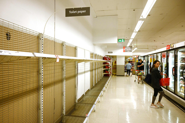 Rak-rak tempat pembersih tangan dan tisu toilet kosong melompong di sebuah supermarket di Sydney, Rabu, 4 Maret 2020. Supermarket terbesar Australia, Rabu, 4 Maret 2020, mengumumkan batas pembelian tisu toilet dan pembersih tangan (handsanitizer) setelah terjadinya panic buying akibat ketakutan penyebaran virus baru korona atau covid-19.