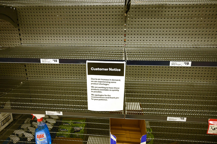 Woolworths, salah satu supermarket terbesar Australia membatasi pembelian tisu toilet maksimal empat bungkus setiap konsumen. 