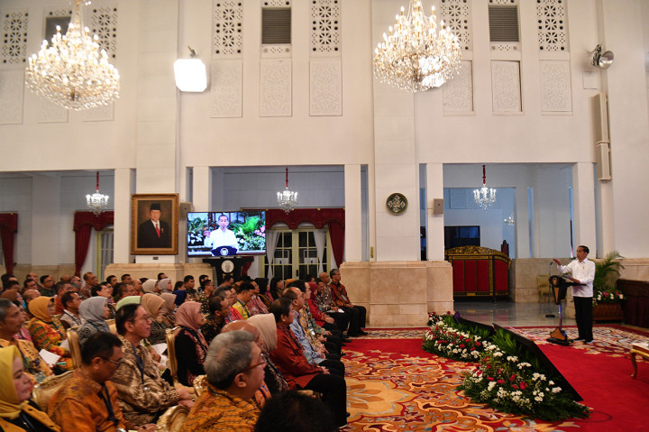 Presiden Jokowi mengingatkan pada Februari 2020 lalu, kenaikan harga bawang putih telah menjadi salah satu sebab inflasi. Di bulan kedua itu, bawang putih menyumbang inflasi secara keseluruhan sebesar 0,09 persen. Kepala Negara meminta segala hambatan dipangkas untuk pemenuhan stok bahan makanan di dalam negeri. 