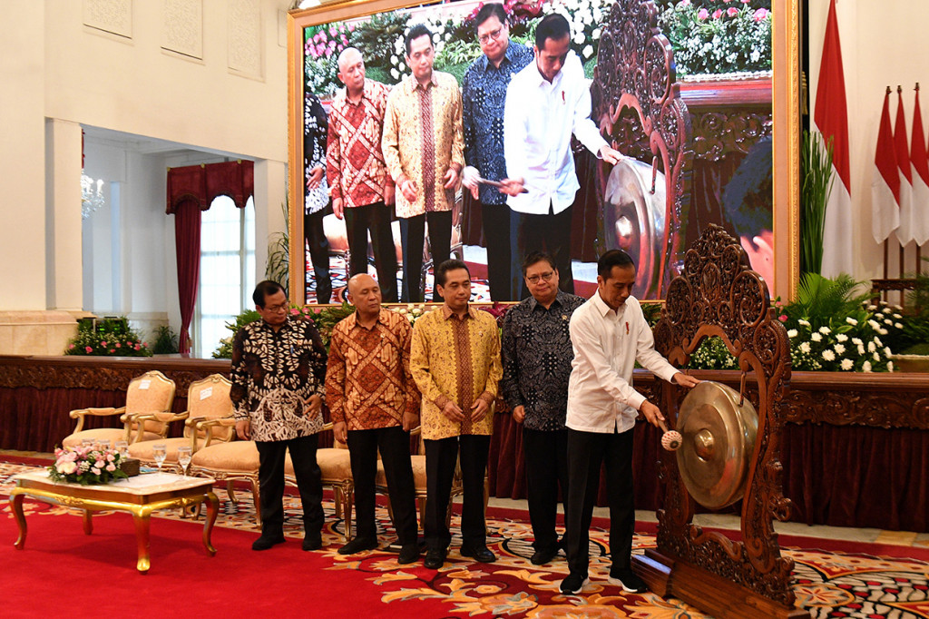 Presiden Jokowi meminta Kemendag tanggap dengan tekanan ekonomi global yang meningkat akibat wabah virus korona. Salah satu hal yang harus diperbuat Kemendag, kata dia, adalah mempermudah izin untuk impor agar stok di dalam negeri mencukupi. 