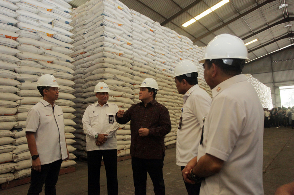 Menteri BUMN Erick Thohir (tengah) didampingi Wakil Menteri BUMN Budi Gunadi Sadikin (kanan) dan Dirut Bulog Budi Waseso (kedua kanan) berbincang-bincang saat meninjau gudang Bulog, Jakarta, Rabu, 4 Maret 2020. 