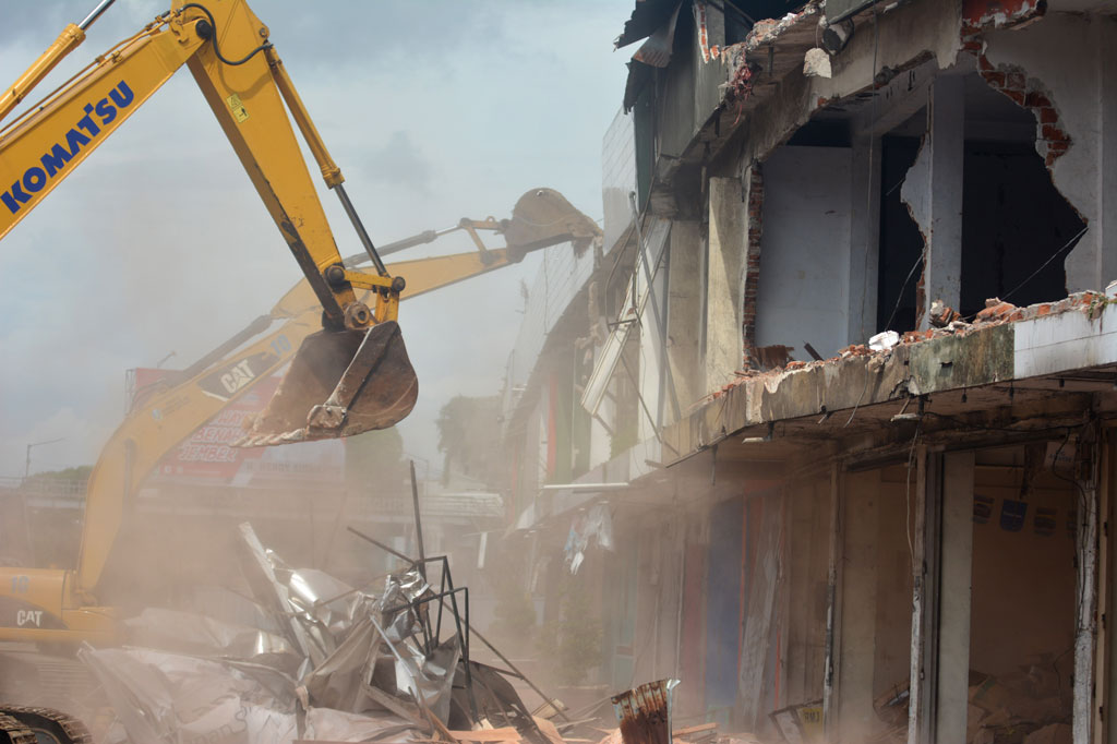 Petugas dengan alat berat merobohkan bangunan Pertokoan Jompo yang rawan ambruk di Jalan Sultan Agung, Kaliwates, Jember, Jawa Timur, Rabu, 4 Maret 2020. 