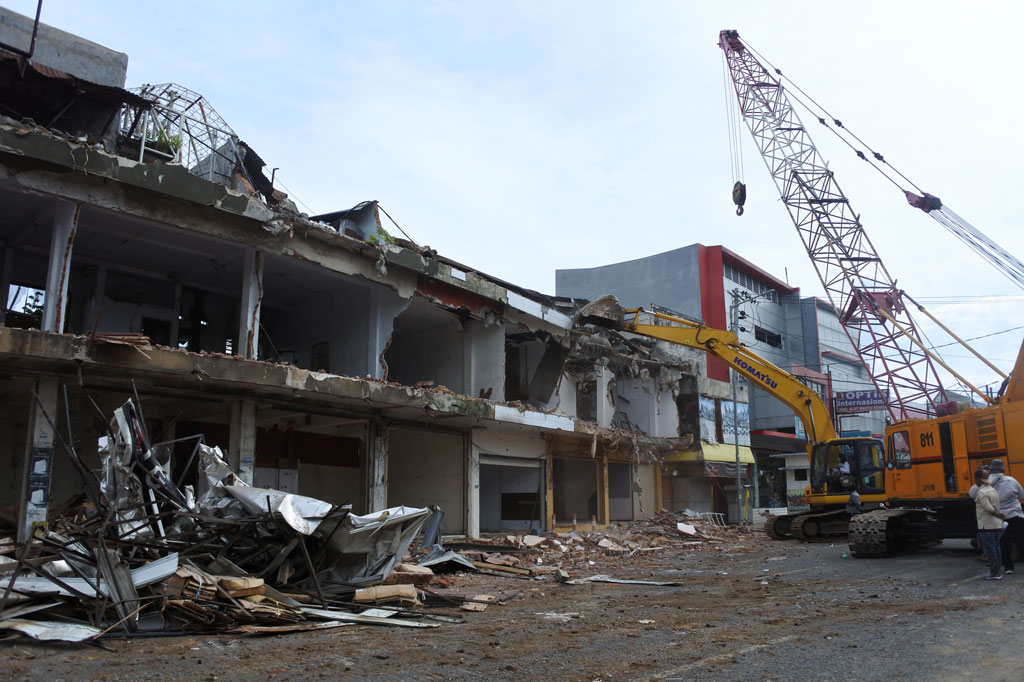 Sebanyak 21 ruko dirobohkan dari total 31 ruko karena bangunan bangunan tersebut berada di sempadan Sungai Jompo dan rawan ambruk.