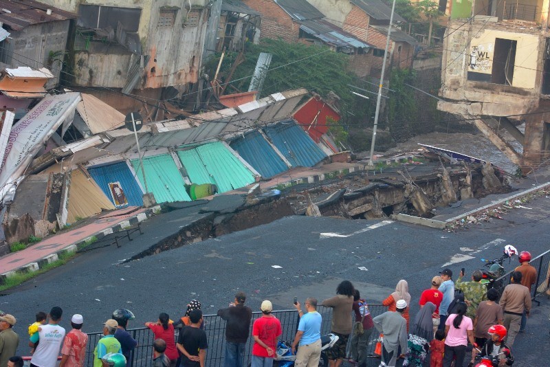 Sebelumnya, sebanyak 10 dari 31 ruko di sempadan Sungai Jompo ambruk pada Senin, 2 Maret 2020. Ambruknya ruko tersebut karena terkikis aliran air Sungai Jompo.