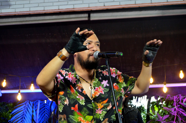 Mereka tampil membawakan tembang klasik Malaysia yang pernah populer di Indonesia, salah satunya lagu Exist- Mencari alasan.