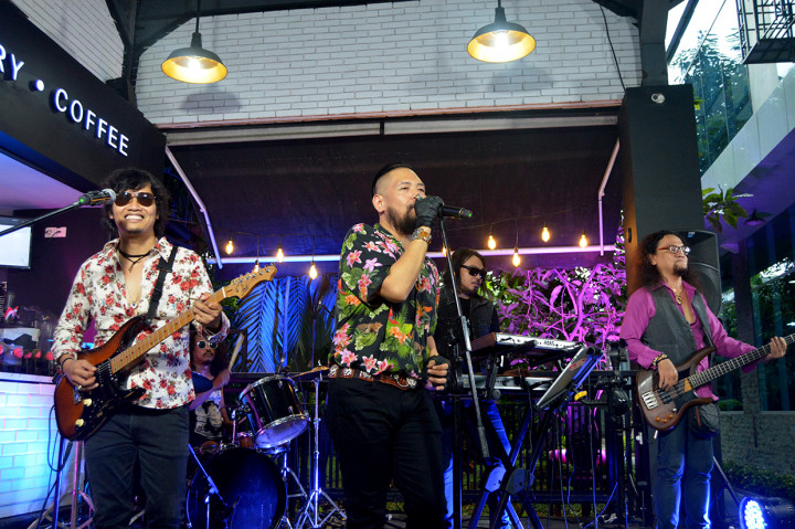 Grup band asal Malaysia Berbeza tampil mengisi agenda Musik Medcom pada Rabu, 4 Maret 2020.