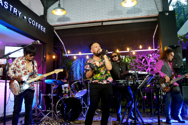 Berbeza juga merupakan band luar negeri pertama dan satu-satunya yang tampil di Synchronize Festival 2019.