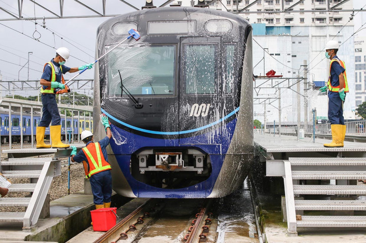 Untuk mengantisipasi penyebaran virus Corona, PT MRT Jakarta melakukan pencucian kereta menggunakan bahan kimia mengandung disinfektan. Pencucian dengan bahan kimia mengandung disinfektan dilakukan di bagian luar kereta di Stasiun MRT Lebak Bulus, Jakarta.