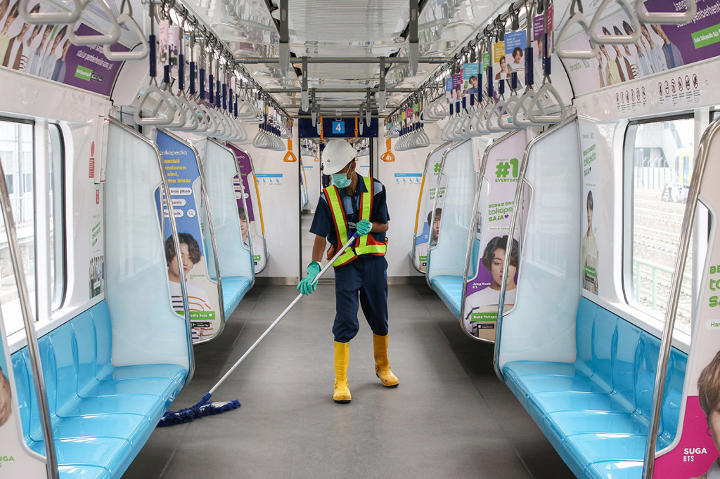 Pembersihan berkala juga dilakukan di bagian lantai kereta.