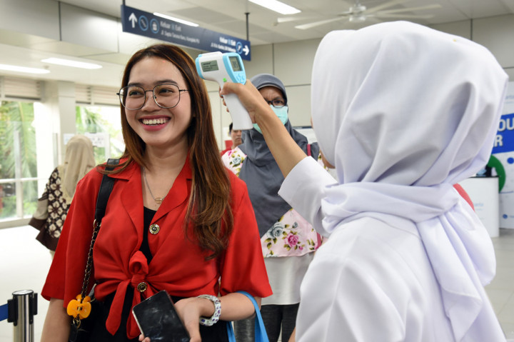 Sementara itu, PT MRT Jakarta juga melakukan pemeriksaan suhu tubuh bagi calon penumpang kereta. Bila suhu tubuh penumpang di atas 38 derajat maka disarankan mengunjungi klinik terdekat dan dilarang menggunakan kereta MRT.
