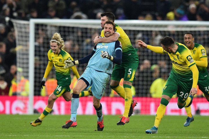 Penjaga gawang Norwich City tim Krul meluapkan kegembiraan bersama rekan-rekan setimnya usai memastikan diri melaju ke babak perempat final Piala FA, Kamis, 5 Maret 2020 dini hari WIB.