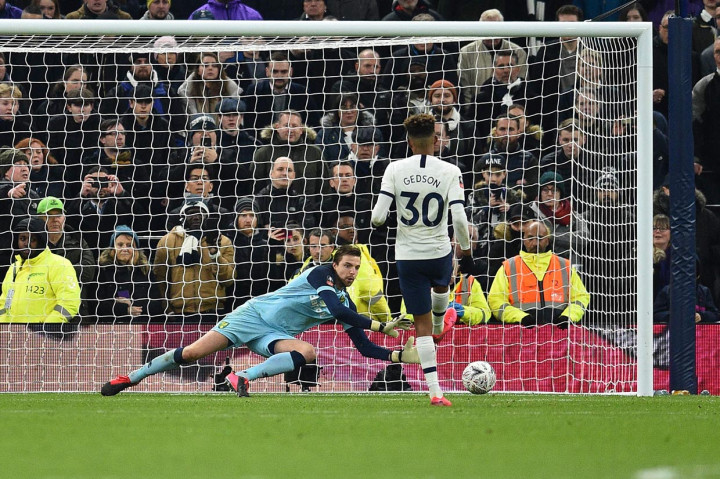 Bertanding di Tottenham Hotspur Stadium, penjaga gawang asal Belanda tersebut menjadi pahlawan kemenangan timnya setelah mementahkan tendangan penalti Troy Parrot dan Gedson Fernandes, sekaligus membawa timnya menang 3-2.