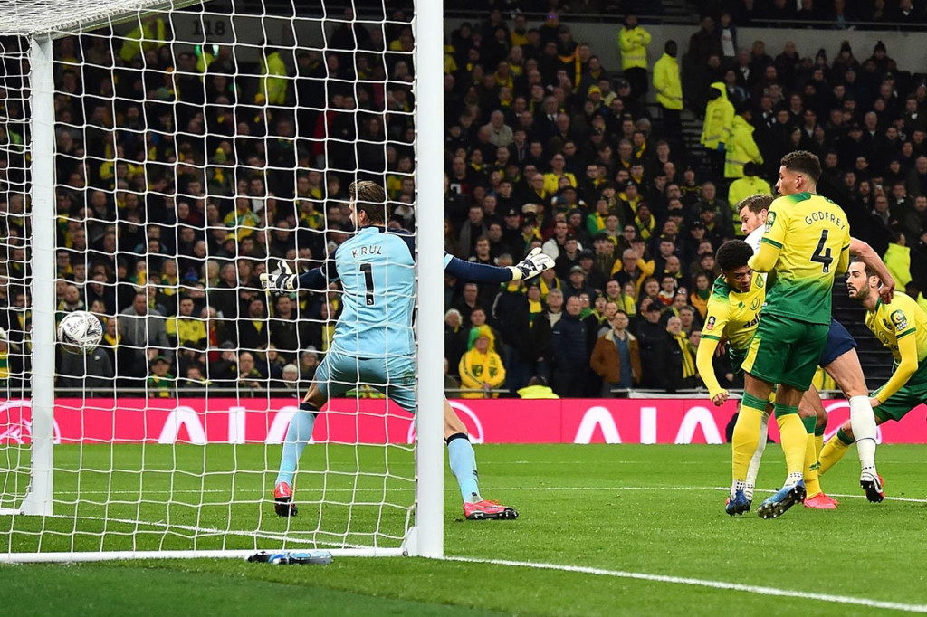 Sebelumnya, Jan Vertonghen membawa tuan rumah unggul pada awal babak pertama lewat tandukan yang menyambut tendangan bebas Giovani Lo Celso sehingga kedudukan menjadi 1-0.