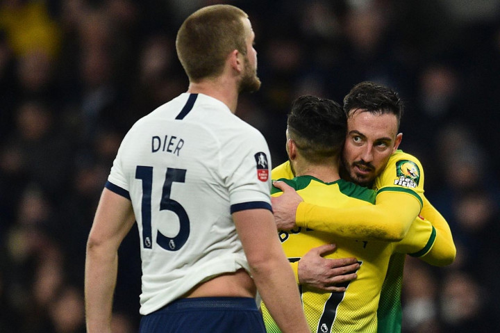 Norwich berhasil menyamakan kedudukan lewat Josip Drmic pada menit ke-78. Gol berawal dari sepakan Kenny Mclean yang dicegat pemain Spurs Michel Vorm. Bola muntah langsung disambar Drmic dan berbuah gol. Kedudukan pun sama kuat 1-1. 