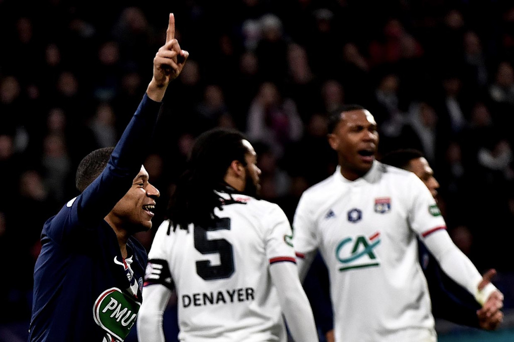 Kylian Mbappe menyamakan kedudukan tiga menit kemudian setelah bola tendangannya terdefleksi kepala Layvin Kurzawa. Ini menjadi gol ke-28 nya untuk 28 sepanjang musim ini dari semua kompetisi. Skor 1-1 bertahan hingga jeda.