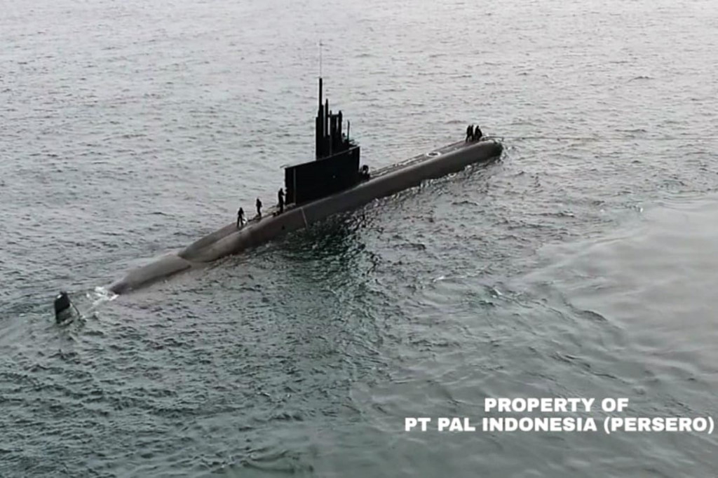 Kapal Selam Alugoro bersiap menjalani tes Tactical Diving Depth (TDD) di Perairan Utara Pulau Bali, Rabu, 4 Maret 2020.  Uji kekuatan struktur ditinjau dan diikuti langsung Direktur Utama PT PAL Indonesia (Persero) Budiman Saleh.