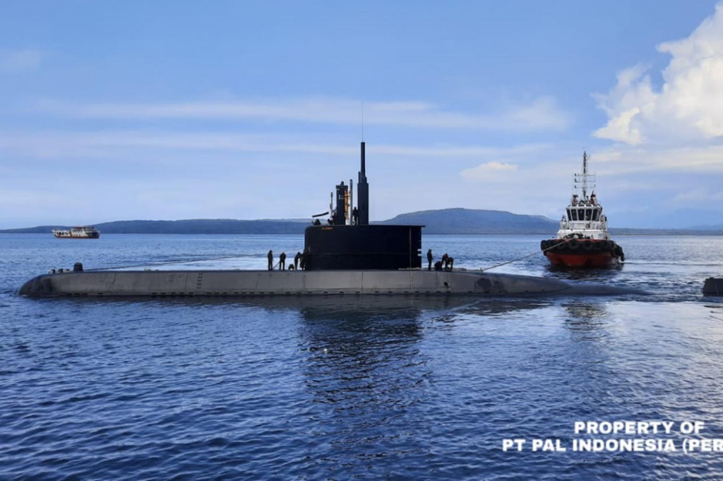 Kapal Selam Alugoro merupakan kapal selam ketiga dari Batch Pertama kerjasama pembangunan kapal selam antara PT PAL Indonesia (Persero) dengan Daewoo Shipbuilding and Marine Engineering (DSME) Korea Selatan.