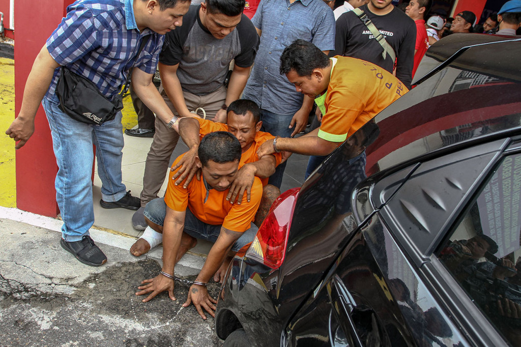 Tiga tersangka pelaku pembunuhan berencana terhadap seorang pengusaha tepung dihadirkan ketika pengungkapan kasus di Mapolda Riau, Pekanbaru, Riau, Kamis, 5 Maret 2020. 