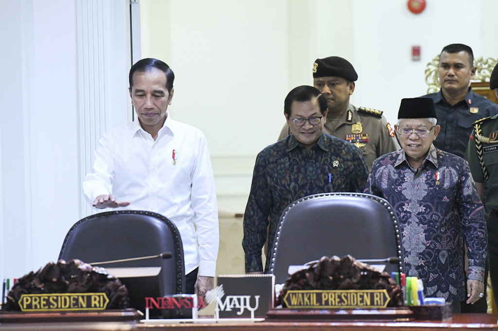 Presiden Joko Widodo (kiri) didampingi Wakil Presiden Ma'ruf Amin (kanan) dan Sekretaris Kabinet Pramono Anung (tengah) bersiap memimpin rapat terbatas tentang akselerasi program tol laut di Kantor Presiden, Jakarta.
