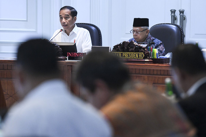 Dalam rapat kabinet terbatas itu Presiden Joko Widodo meminta efektifitas realisasi program tol taut yang hingga kini belum mampu mengurangi disparitas harga antara wilayah, pulau dan daerah serta memangkas biaya logistik. 