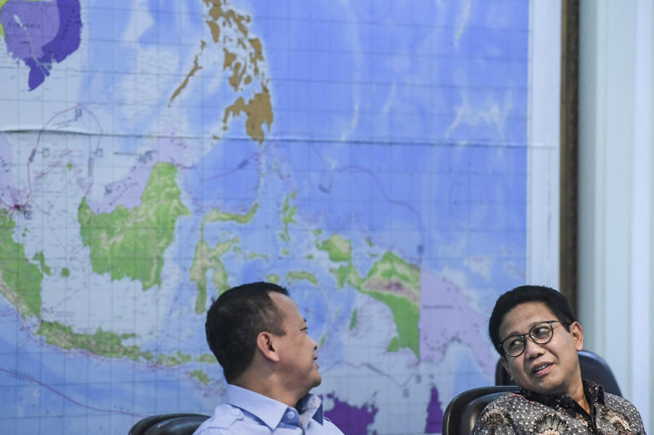 Mendes PDTT Abdul Halim Iskandar (kanan) berbincang dengan Menteri KKP Edhy Prabowo sebelum mengikuti rapat terbatas tentang akselerasi program tol laut di Kantor Presiden, Jakarta.