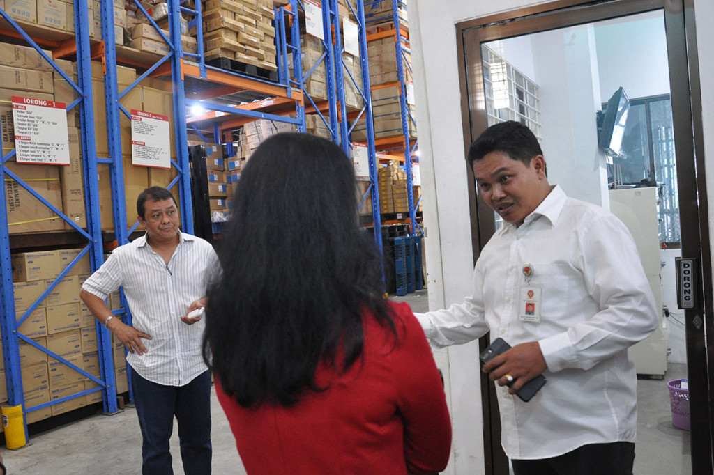 Kepala Kantor Komisi Pengawas dan Persaingan Usaha (KPPU) Wilayah I Ramli Simanjuntak (kanan) berbincang dengan pengusaha distributor masker saat melakukan sidak monitoring harga dan ketersediaan masker di salah satu perusahaan distributor masker di Medan, Sumatera Utara.