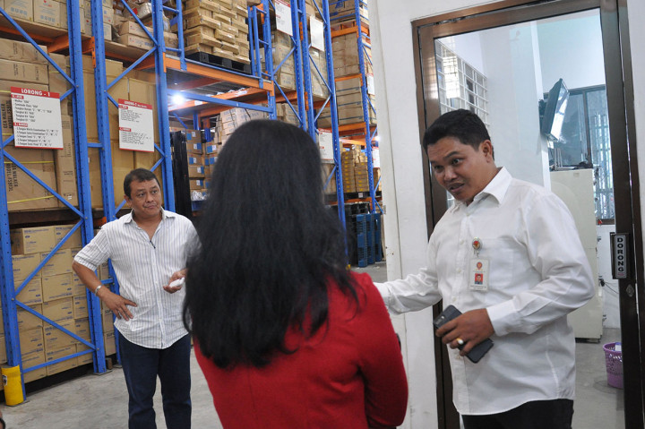 Kepala Kantor Komisi Pengawas dan Persaingan Usaha (KPPU) Wilayah I Ramli Simanjuntak (kanan) berbincang dengan pengusaha distributor masker saat melakukan sidak monitoring harga dan ketersediaan masker di salah satu perusahaan distributor masker di Medan, Sumatera Utara.