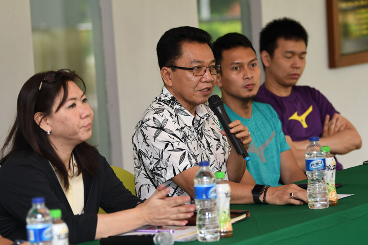 Chief de Mission Indonesia Achmad Budiharto (kedua kiri) bersama Kepala Bidang Pembinaan dan Prestasi PBSI Susi Susanti (kiri), dan pebulu tangkis ganda putra Hendra Setiawan (kanan) serta Mohammad Ahsan memberikan keterangan kepada wartawan di Pelatnas Cipayung, Jakarta. 