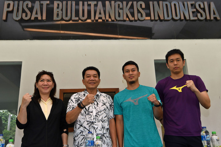 Chief de Mission Indonesia Achmad Budiharto (kedua kiri) bersama Kepala Bidang Pembinaan dan Prestasi PBSI Susi Susanti (kiri), dan pebulu tangkis ganda putra Hendra Setiawan (kanan) serta Mohammad Ahsan berpose usai memberikan keterangan kepada wartawan di Pelatnas Cipayung, Jakarta.
