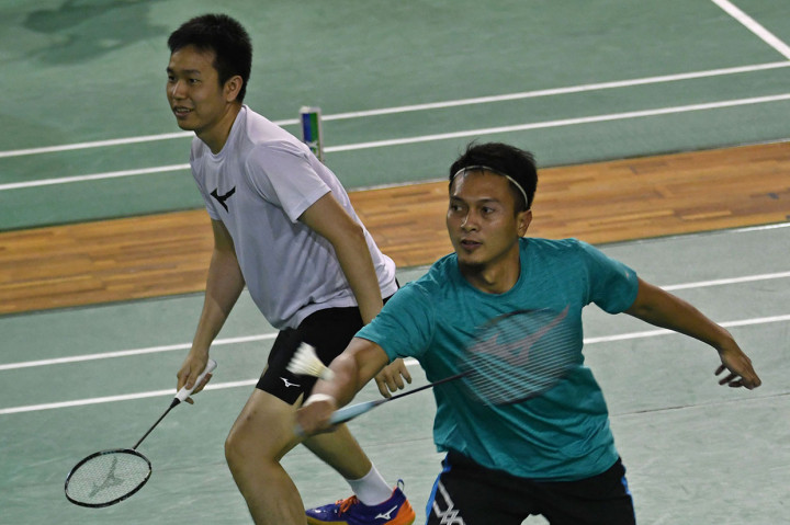 Pebulu tangkis ganda putra Hendra Setiawan (kiri) dan Mohammad Ahsan berlatih jelang All England 2020 di Pelatnas Cipayung, Jakarta.
