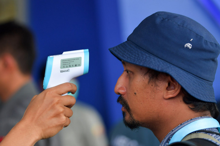 Pemeriksaan suhu tubuh tersebut merupakan upaya untuk mengantisipasi penyebaran virus korona atau covid-19. 