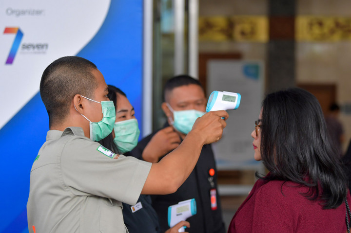 Setelah dinyatakan aman, pengunjung diberi stiker berwarna oranye sebagai penanda sudah diperiksa. Jika suhu tubuh di atas 38 derajat celsius, maka diarahkan ke medical room untuk pemeriksaan lebih lanjut.
