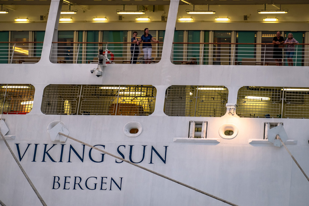 Sebelumnya, Kapal Pesiar yang mengangkut ribuan orang tersebut sempat ditolak bersandar di Pelabuhan Tanjung Perak Surabaya, Jawa Timur. Penolakan ikhwal kedatangan kapal pesiar itu mengacu pada surat penundaan kunjungan kapal pesiar Viking Sun yang dikeluarkan oleh Wali Kota Surabaya Tri Rismaharini.