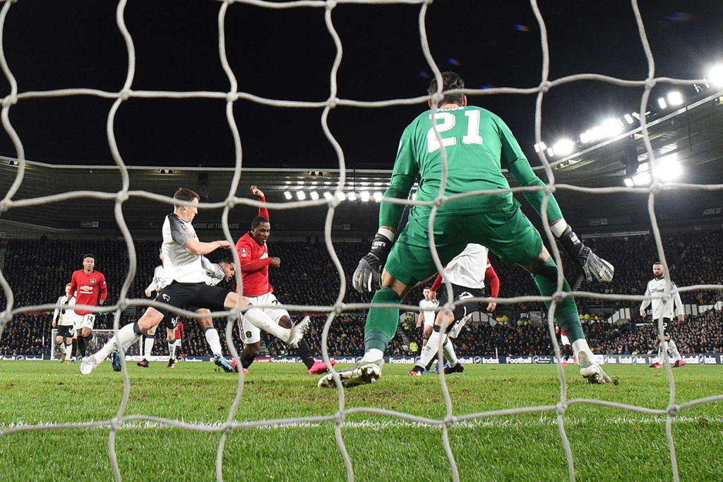 Pada menit ke-41 MU memperbesar keunggulan lewat sepakan kaki kiri Odion Ighalo menyelesaikan umpan matang Shaw. Skor 2-0 bertahan hingga jeda.