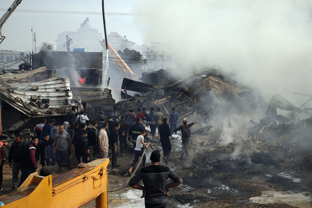 Sedikitnya 10 orang, termasuk enam anak, tewas setelah kebakaran melanda toko roti di kamp pengungsi di Jalur Gaza, Kamis, 5 Maret 2020 waktu setempat. Menurut Kementerian Kesehatan Palestina, sekitar 60 orang lainnya terluka, 14 di antaranya dalam kondisi kritis akibat kebakaran tersebut.