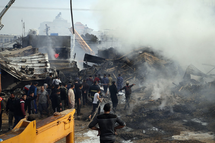 Sedikitnya 10 orang, termasuk enam anak, tewas setelah kebakaran melanda toko roti di kamp pengungsi di Jalur Gaza, Kamis, 5 Maret 2020 waktu setempat. Menurut Kementerian Kesehatan Palestina, sekitar 60 orang lainnya terluka, 14 di antaranya dalam kondisi kritis akibat kebakaran tersebut.
