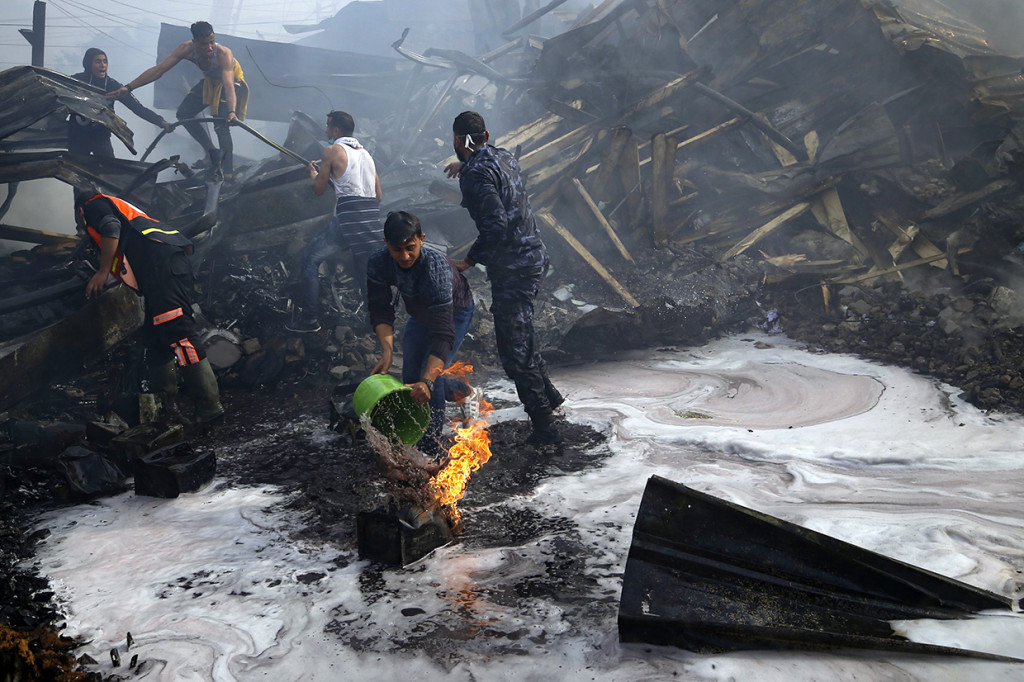 Warga sipil bergegas membantu petugas pemadam kebakaran memadamkan si jago merah. Api akhirnya dapat dipadamkan setelah lebih dari tiga jam. Otoritas Gaza menyebutkan pihaknya akan memberikan bantuan uang tunai bagi keluarga korban meninggal maupun luka-luka.